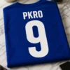 Majica s natpisom PKRO i brojem 9 na leđima u stilu sportskog dresa