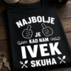 Majica s natpisom NAJBOLJE JE KAD NAM IVEK SKUHA i kuhinjskim motivima