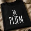 Majica s natpisom JA PIJEM u minimalističkom tipografskom dizajnu
