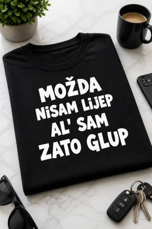 Majica s natpisom MOŽDA NISAM LIJEP AL' SAM ZATO GLUP u razigranom tipografskom dizajnu