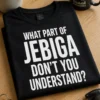 Majica s natpisom WHAT PART OF JEBIGA DON'T YOU UNDERSTAND? u minimalističkom tipografskom dizajnu
