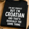 Majica s natpisom I'M NOT PERFECT BUT I'M CROATIAN AND THAT'S BASICALLY THE SAME THING u bijelom tipografskom tisku