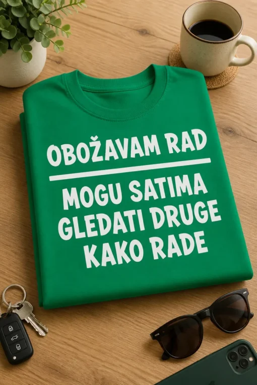 Majica s natpisom OBOŽAVAM RAD MOGU SATIMA GLEDATI DRUGE KAKO RADE u bijelom tipografskom dizajnu