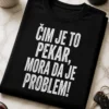 Majica s natpisom ČIM JE TO PEKAR, MORA DA JE PROBLEM! u bijelom tipografskom dizajnu
