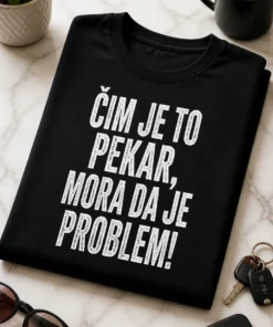 Majica s natpisom ČIM JE TO PEKAR, MORA DA JE PROBLEM! u bijelom tipografskom dizajnu