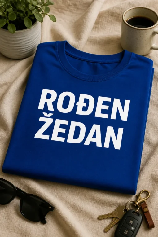 Majica s natpisom ROĐEN ŽEDAN u minimalističkom tipografskom dizajnu