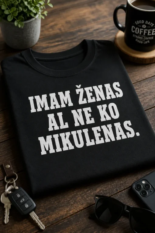 Majica s natpisom IMAM ŽENAS AL NE KO MIKULENAS. u bijelom vintage slovima