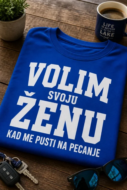 Majica s natpisom VOLIM SVOJU ŽENU KAD ME PUSTI NA PECANJE u bijelom tipografskom dizajnu