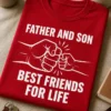 Majica za oca i sina s natpisom FATHER AND SON BEST FRIENDS FOR LIFE i motivom pozdrava šakama