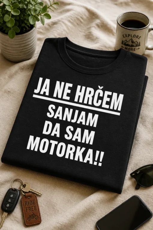 Majica s natpisom JA NE HRČEM SANJAM DA SAM MOTORKA!! u bijelom tipografskom tisku