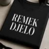 Majica s natpisom REMEK DJELO u minimalističkom tipografskom stilu
