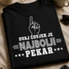 Majica s natpisom OVAJ ČOVJEK JE NAJBOLJI PEKAR i ilustracijom ruke koja pokazuje prema gore