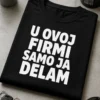 Majica s natpisom U OVOJ FIRMI SAMO JA DELAM u bijelom tipografskom dizajnu