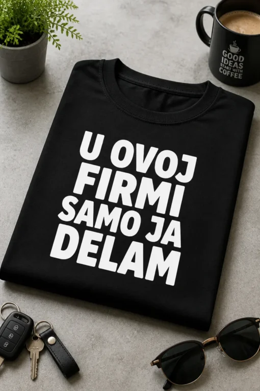 Majica s natpisom U OVOJ FIRMI SAMO JA DELAM u bijelom tipografskom dizajnu