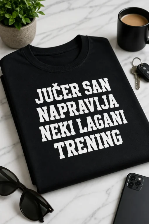 Majica s natpisom JUČER SAN NAPRAVIJA NEKI LAGANI TRENING u minimalističkom tipografskom dizajnu