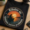 Majica za ribolov s ilustracijom ribara u čamcu na jezeru pri zalasku sunca i sloganom Ribolov mi rješava većinu problema