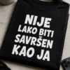 Majica s natpisom NIJE LAKO BITI SAVRŠEN KAO JA u bijelom tipografskom dizajnu