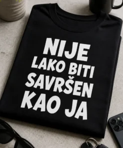 Majica s natpisom NIJE LAKO BITI SAVRŠEN KAO JA u bijelom tipografskom dizajnu