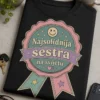 T-shirt s natpisom Najsolidnija sestra na svijetu i deadpan rozetom u pastelnim bojama.
