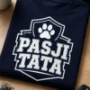 Majica s natpisom Pasji tata, sportski shield motiv s psećom šapom u navy i bijeloj boji