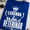 Majica s natpisom OVA LEGENDA JE NAJBOLJI VETERINAR u tipografskom dizajnu s krunom