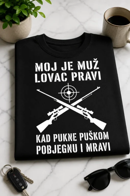 Majica za žene lovaca s natpisom MOJ JE MUŽ LOVAC PRAVI KAD PUKNE PUŠKOM POBJEGNU I MRAVI i motivom pušaka i mete