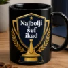 Mug s minimalističkim trofejnim motivom, kravatom i zvijezdom te natpisom Najbolji šef ikad u navy i gold stilu