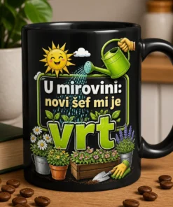 Mug s natpisom U mirovini: novi šef mi je vrt i ilustracijom zalijevanja riječi boss, duhovit poklon za umirovljenike