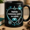 Mug za medicinsku sestru s natpisom Najbolja medicinska sestra na svijetu, EKG linijom u obliku srca i detaljem pare kave u teal i bijeloj boji