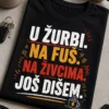 Crna majica s natpisom U ŽURBI. NA FUŠ. NA ŽIVCIMA. JOŠ DIŠEM. u bijelom i crvenom tonu.