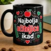 Mug s natpisom Najbolja učiteljica ikad, uz jabuku, ravnalo i srca u crveno-zeleno-bijelom školskom stilu