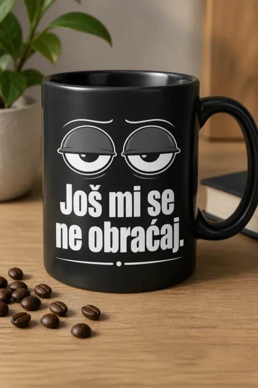 Smiješna bijelo-siva šalica s pospanim očima i natpisom Još mi se ne obraćaj.